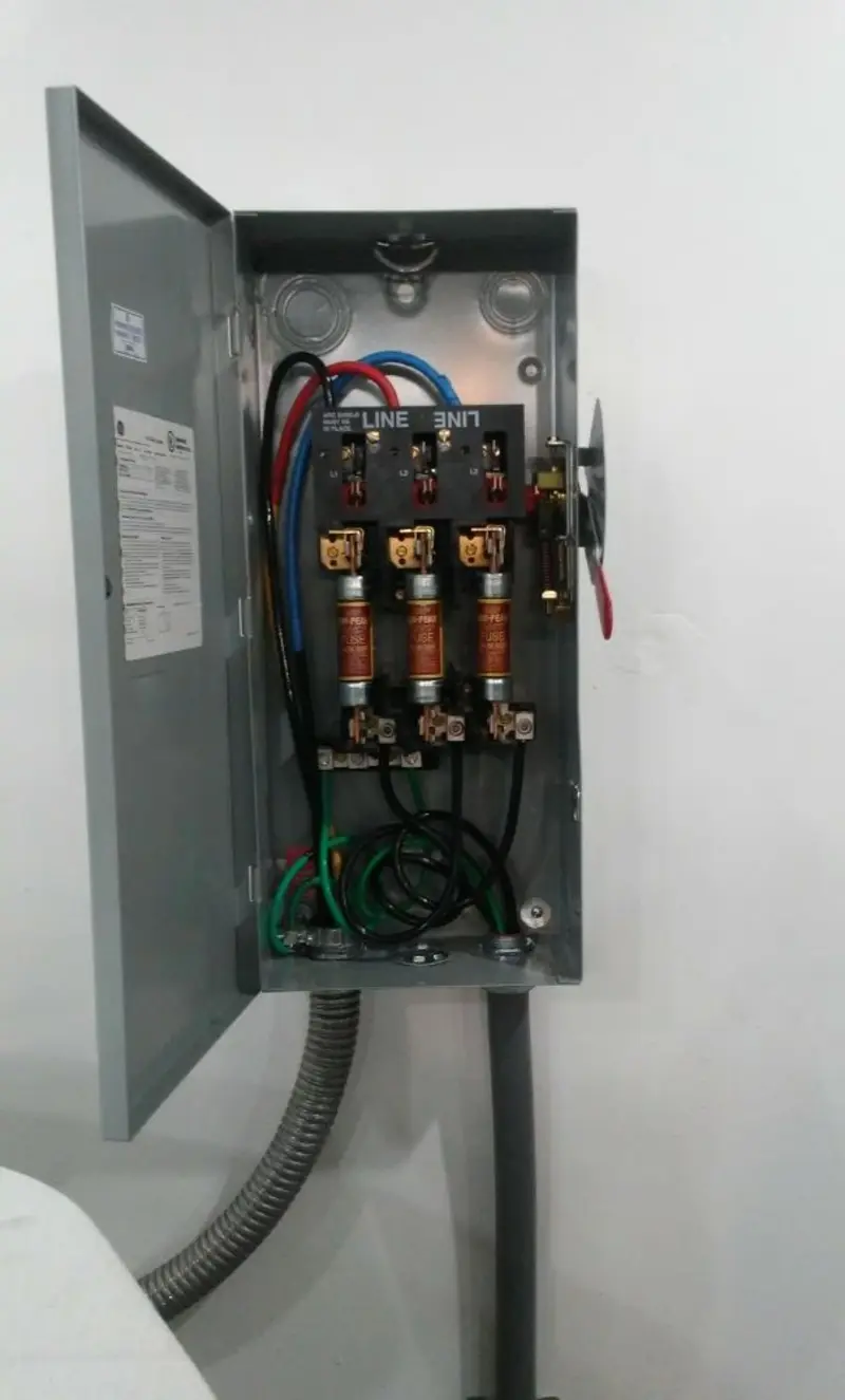 Three-phase disconnect switch installed for Smoke Detector Installation in El Cerro