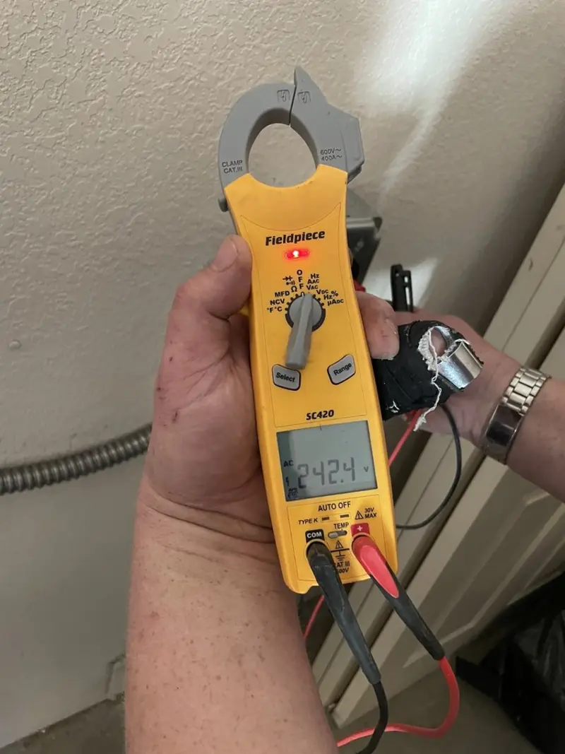 Voltage testing with clamp meter during Aluminum Wiring Replacement in El Cerro